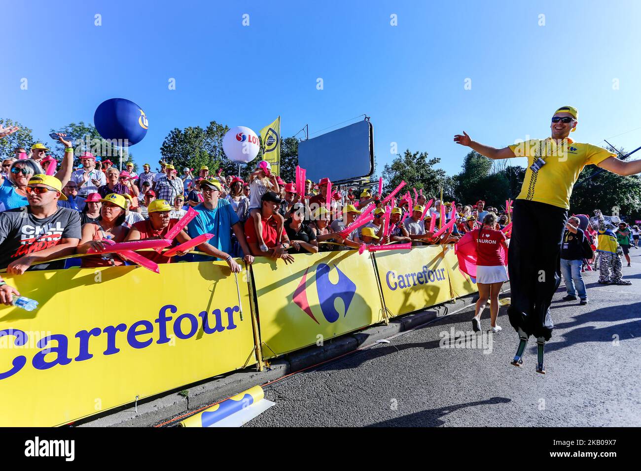 El público y las mascotas celebran el tercer día de la Tour de Pologne en la línea de meta de la tercera etapa de la carrera en Zabrze, Polonia, el 6 de agosto de 2018. (Foto de Dominika Zarzycka/NurPhoto) Foto de stock