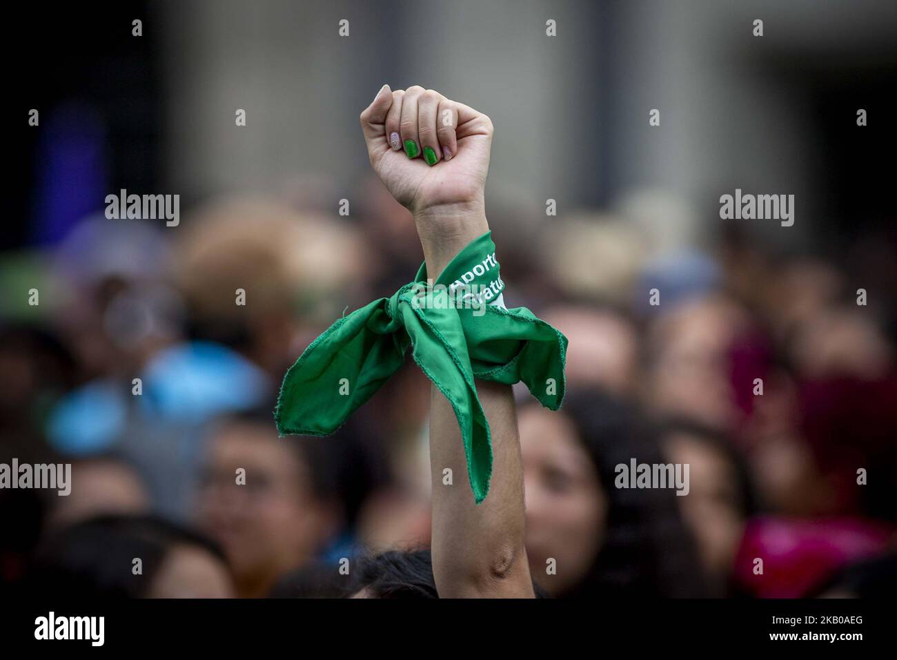 Una mujer levanta el puño con un pañuelo verde que representa la lucha por  el aborto, en la Ciudad de México, México, el 8 de agosto de 2018, durante  una manifestación en