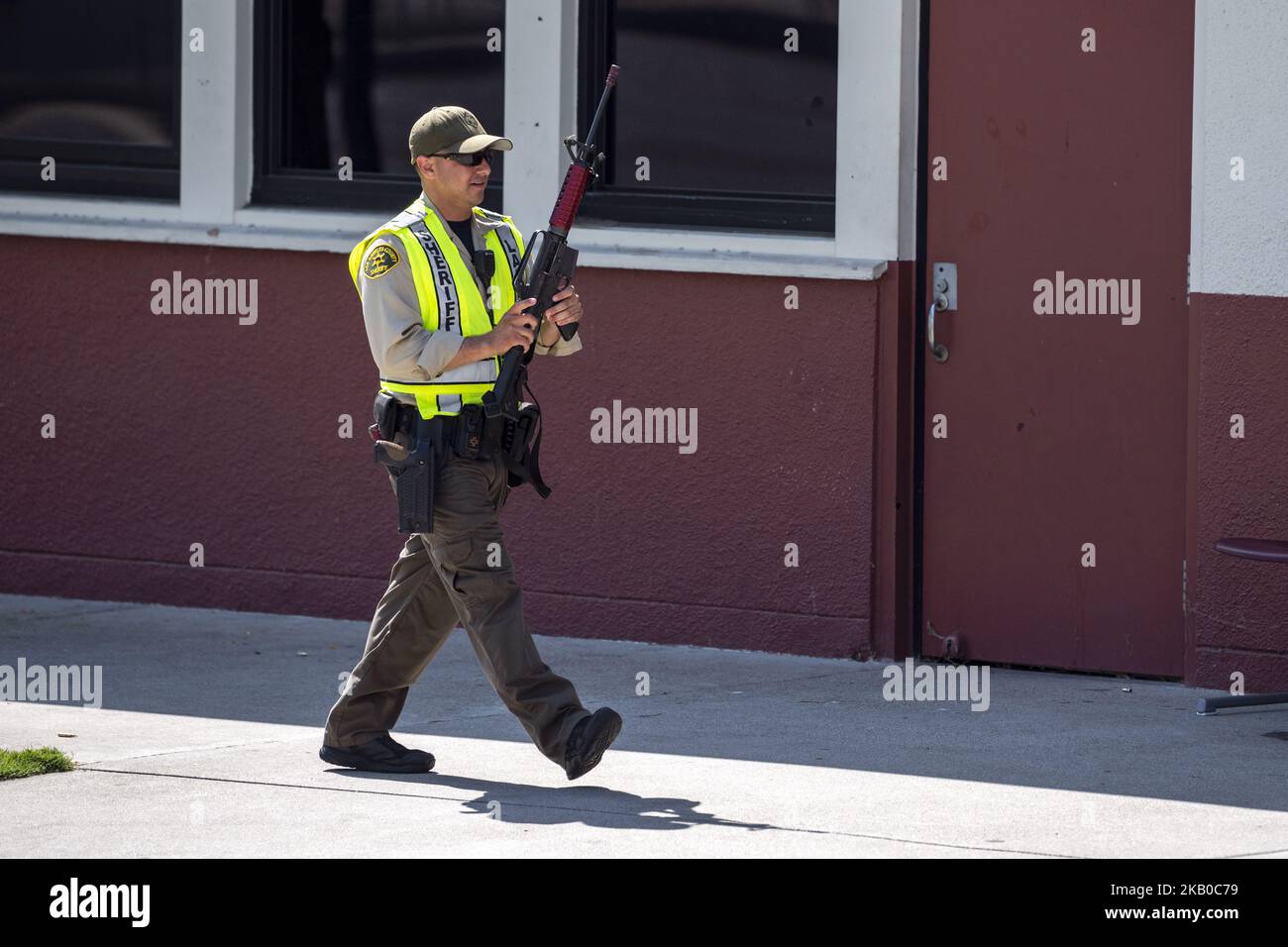 Un ayudante de Los Angeles Sherif durante un simulacro activo en una escuela secundaria cerca de Los Angeles, California el 16 de agosto de 2018. (Foto de Ronen Tivony/NurPhoto) Foto de stock