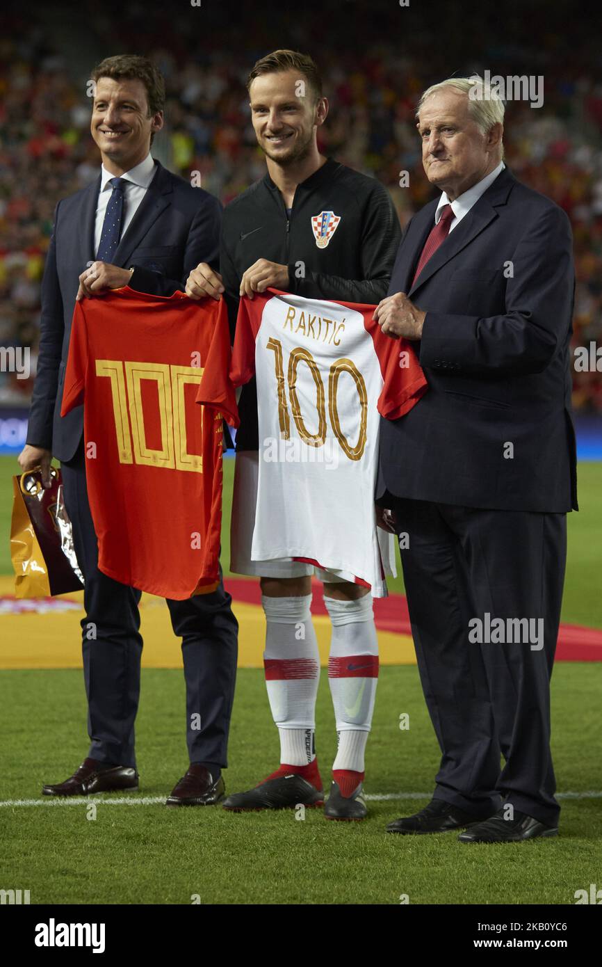 El centrocampista de Croacia Ivan Rakitic recibe camisetas simbólicas  marcando su gorra 100th ante el partido de fútbol Liga de las Naciones de  la UEFA entre España y Croacia en el Estadio