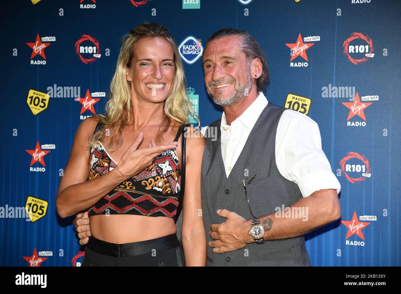 Fabiola y DJ Giuseppe de Radio 105 durante el programa de radio del grupo  Mediaset. (Foto de Andrea Diodato/NurPhoto Fotografía de stock - Alamy