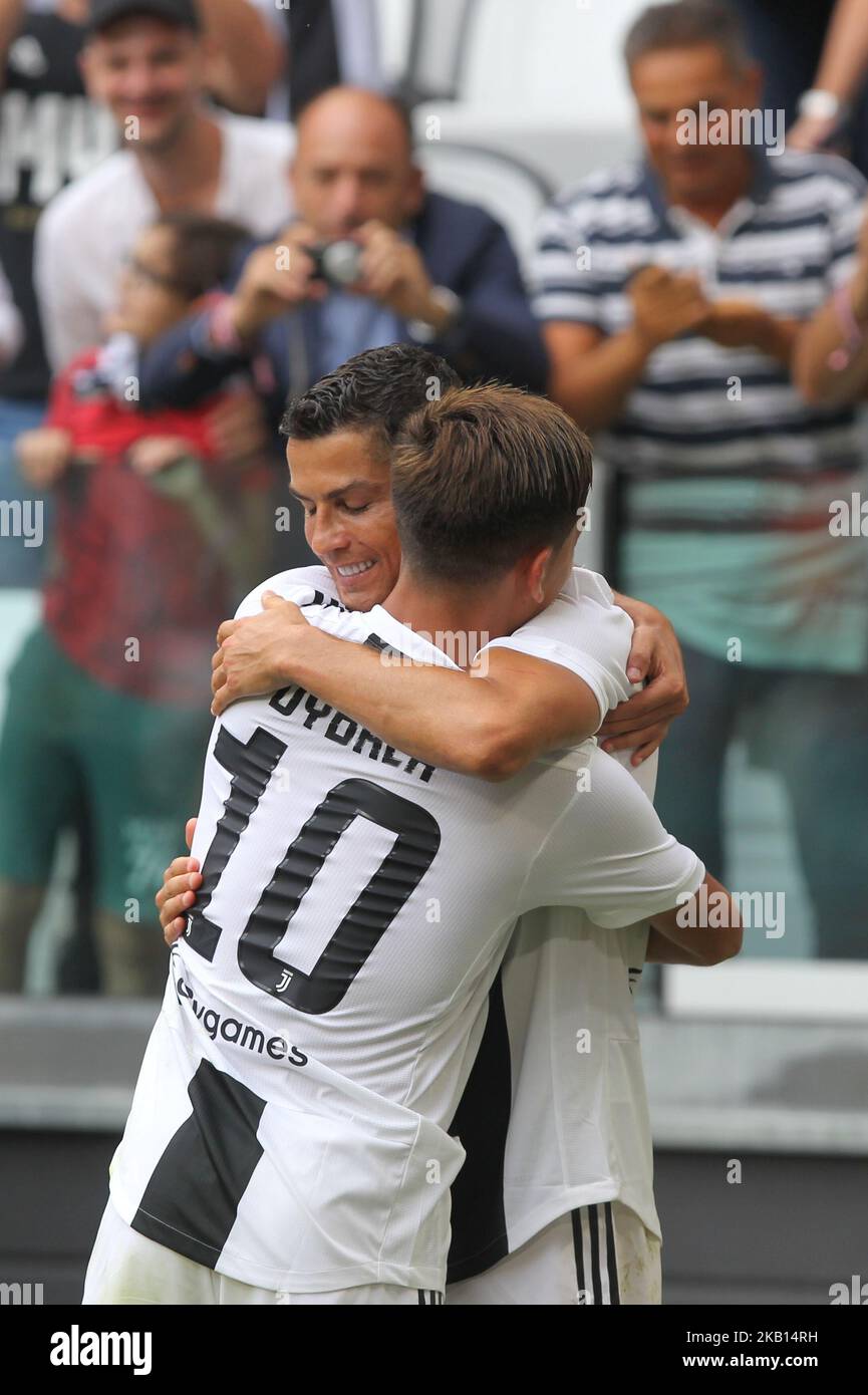 Cristiano Ronaldo (Juventus FC) celebra con Paulo Dybala (Juventus FC)  después de marcar su segundo gol con la camiseta de los Bianconeri durante  el partido de fútbol Serie A entre la Juventus