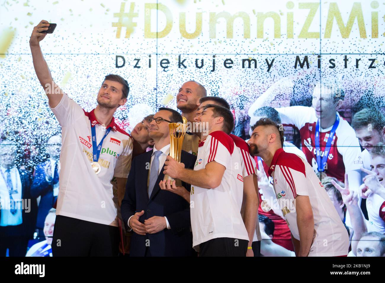 Mateusz Morawiecki, Primer Ministro de Polonia, durante la reunión con el equipo nacional de voleibol masculino de Polonia en la Cancillería del Primer Ministro en Varsovia, Polonia, el 1 de octubre de 2018. Polonia ganó la medalla de oro después de derrotar a Brasil en la final del Campeonato Mundial Masculino de Voleibol FIVB en Turín el 30 de septiembre. (Foto de Mateusz Wlodarczyk/NurPhoto) Foto de stock