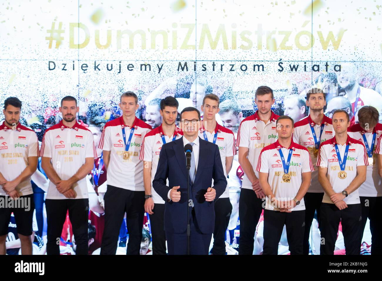 Mateusz Morawiecki, Primer Ministro de Polonia, durante la reunión con el equipo nacional de voleibol masculino de Polonia en la Cancillería del Primer Ministro en Varsovia, Polonia, el 1 de octubre de 2018. Polonia ganó la medalla de oro después de derrotar a Brasil en la final del Campeonato Mundial Masculino de Voleibol FIVB en Turín el 30 de septiembre. (Foto de Mateusz Wlodarczyk/NurPhoto) Foto de stock