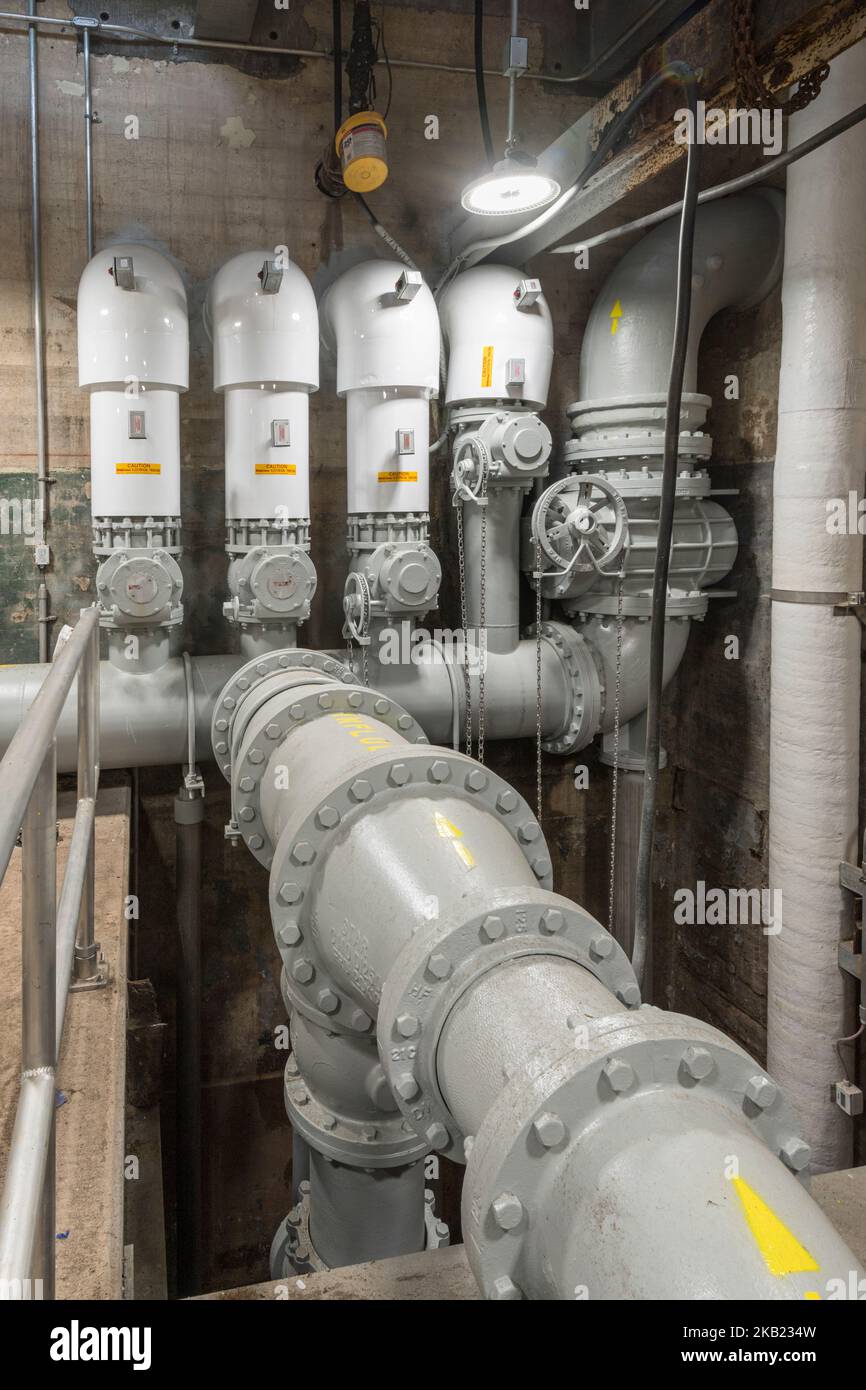 Tuberías grandes en planta de tratamiento de aguas residuales, Norristown, Pennsylvania, EE.UU Foto de stock