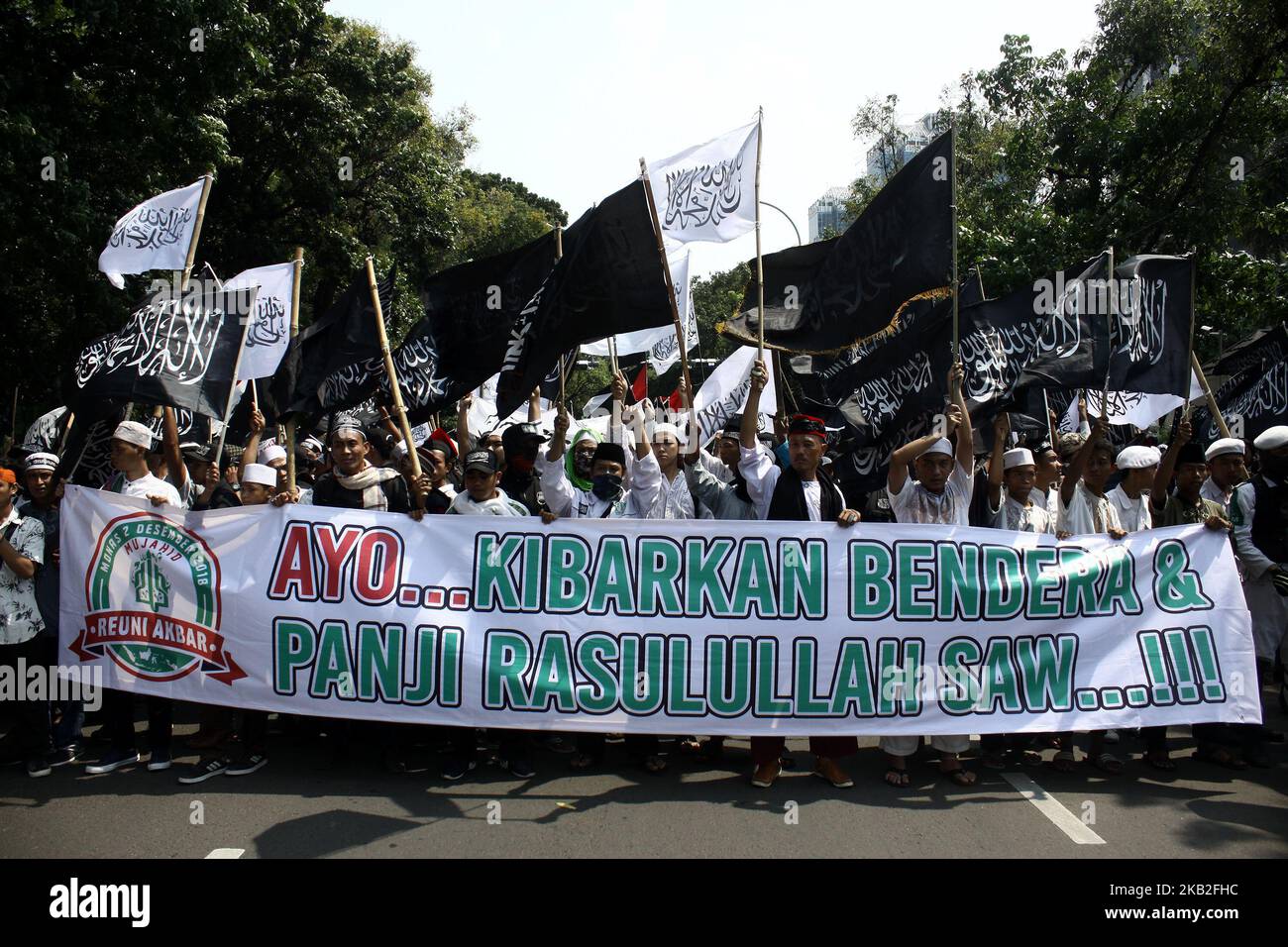 Musulmanes indonesios con banderas de Tawheed y otros atributos organizaron manifestaciones en Yakarta, el 26 de octubre de 2018. La manifestación se llevó a cabo después de un video viral muestra de la bandera ardiendo con Tawheed (Laa Ilaha Illallah, no hay dios sino Alá, que es el núcleo de las enseñanzas islámicas), en Garut, Java Occidental. (Foto de Aditya Irawan/NurPhoto) Foto de stock