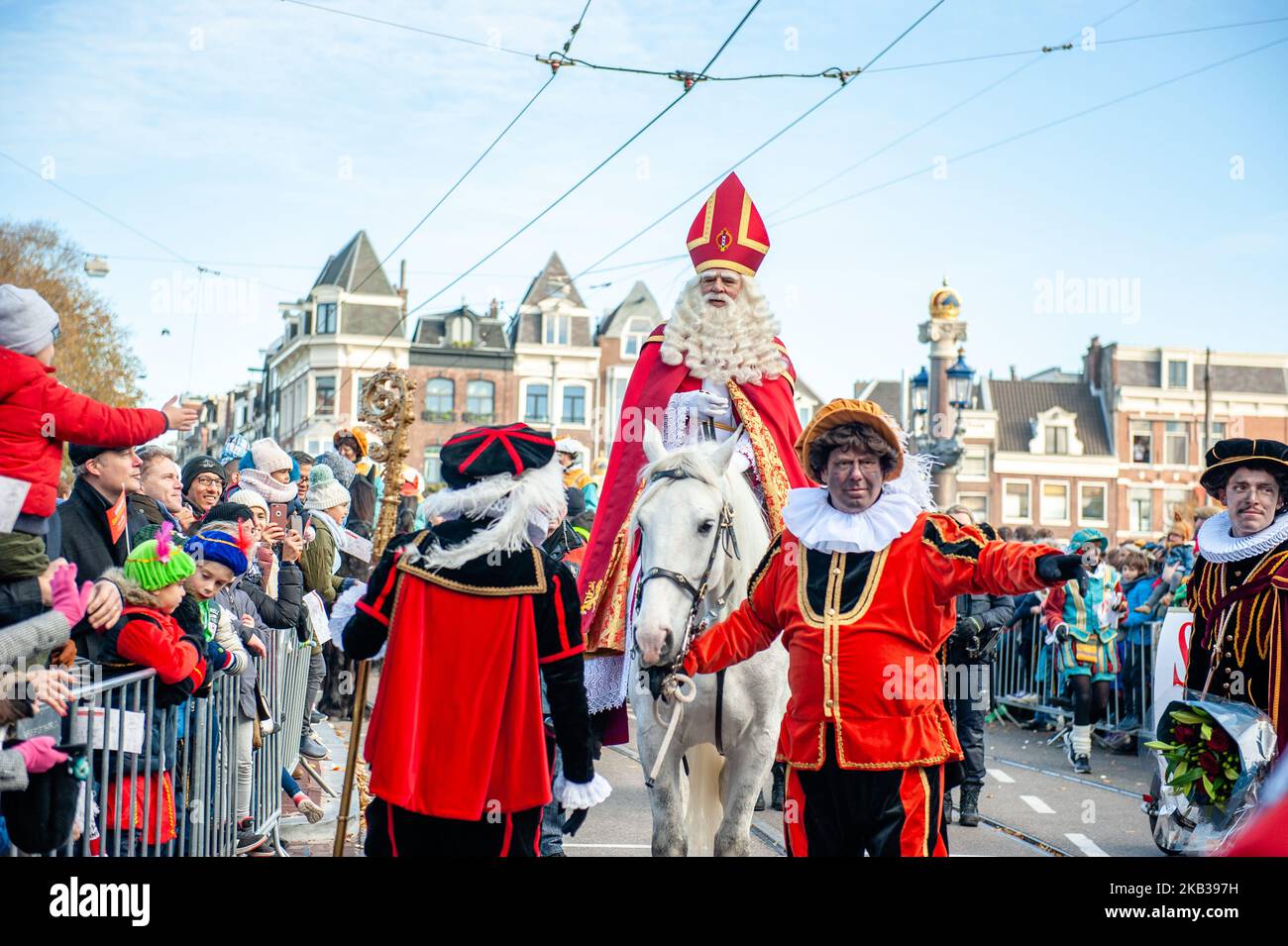 San Nicolás, montando su caballo Amerigo el 18th 2018 de noviembre en  Amsterdam, Países Bajos. Con más de un kilómetro de carrozas y barcos,  Ámsterdam alberga el mayor desfile de San Nicolás