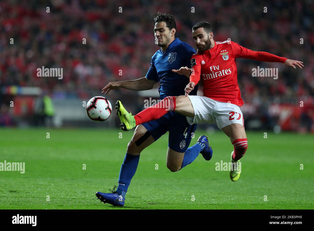 La centrocampista portuguesa de Benfica Rafa Silva (R) lucha por el balón con el defensor de Feirense Antonio Briseno durante el partido de fútbol de la Liga Portuguesa SL Benfica vs Feirense en el estadio Luz de Lisboa, Portugal, el 1 de diciembre de 2018. ( Foto de Pedro FiÃºza/NurPhoto) Foto de stock