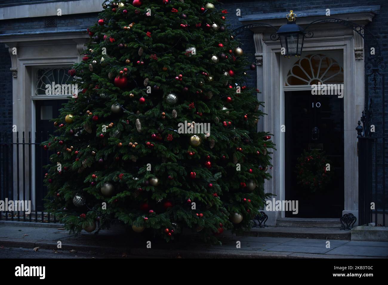 El árbol de Navidad y las decoraciones se ven fuera del nº 10 de Downing Street, Londres, el 4 de diciembre de 2018 (Foto de Alberto Pezzali/NurPhoto) Foto de stock