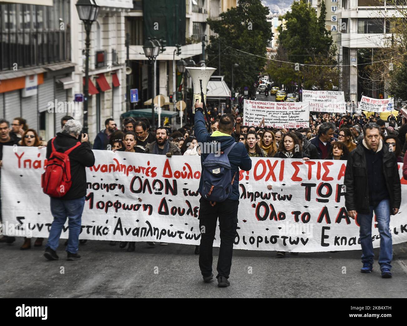 Los maestros gritan consignas durante una manifestación frente al parlamento griego en Atenas el 26 de enero de 2019 para pedir la retirada de una legislación que modifica la forma en que se nombran los educadores en el sistema de escuelas públicas. (Foto de Dimitris Lampropioulos/NurPhoto) Foto de stock