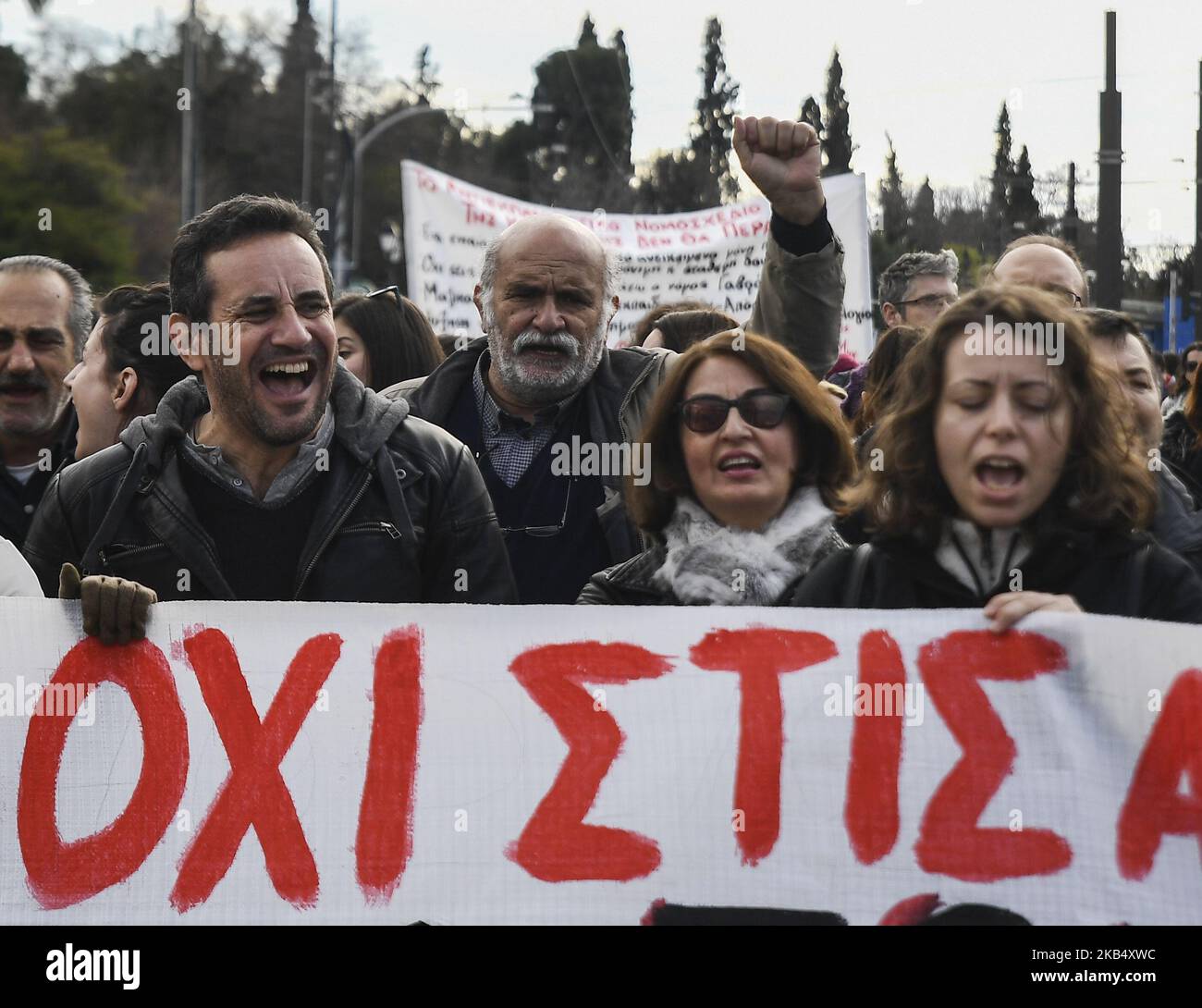 Los maestros gritan consignas durante una manifestación frente al parlamento griego en Atenas el 26 de enero de 2019 para pedir la retirada de una legislación que modifica la forma en que se nombran los educadores en el sistema de escuelas públicas. (Foto de Dimitris Lampropioulos/NurPhoto) Foto de stock