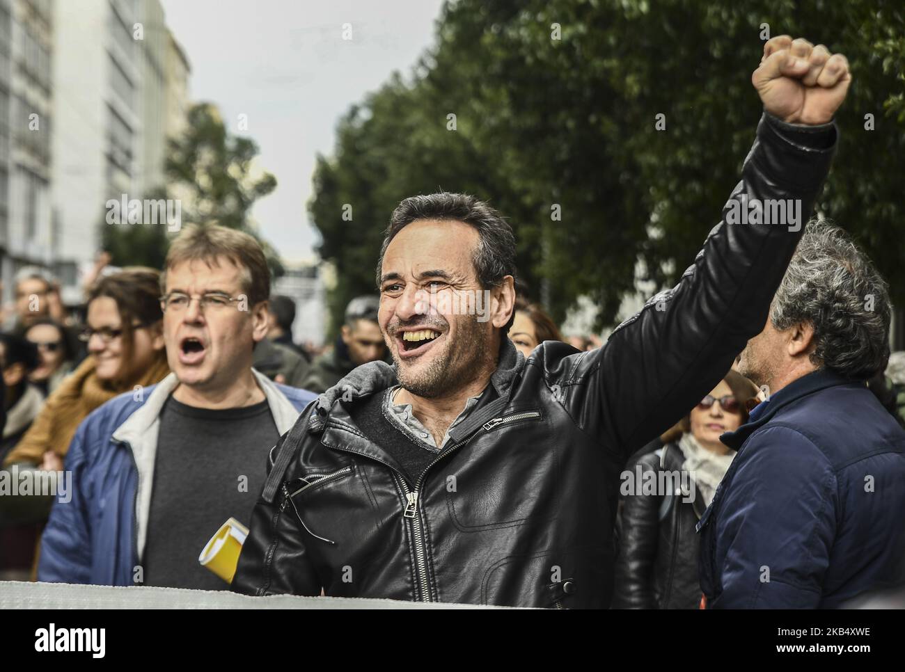 Los maestros gritan consignas durante una manifestación frente al parlamento griego en Atenas el 26 de enero de 2019 para pedir la retirada de una legislación que modifica la forma en que se nombran los educadores en el sistema de escuelas públicas. (Foto de Dimitris Lampropioulos/NurPhoto) Foto de stock