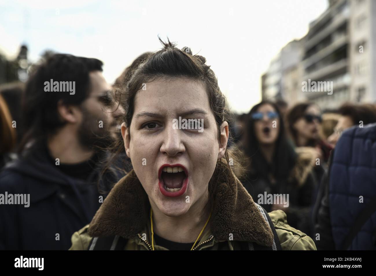 Los maestros gritan consignas durante una manifestación frente al parlamento griego en Atenas el 26 de enero de 2019 para pedir la retirada de una legislación que modifica la forma en que se nombran los educadores en el sistema de escuelas públicas. (Foto de Dimitris Lampropioulos/NurPhoto) Foto de stock