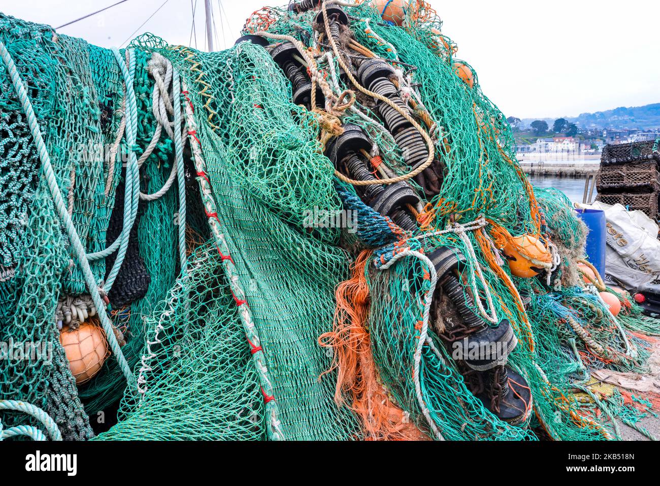 Redes de pesca en el Cobb en Lyme Regis Dorset Inglaterra Foto de stock