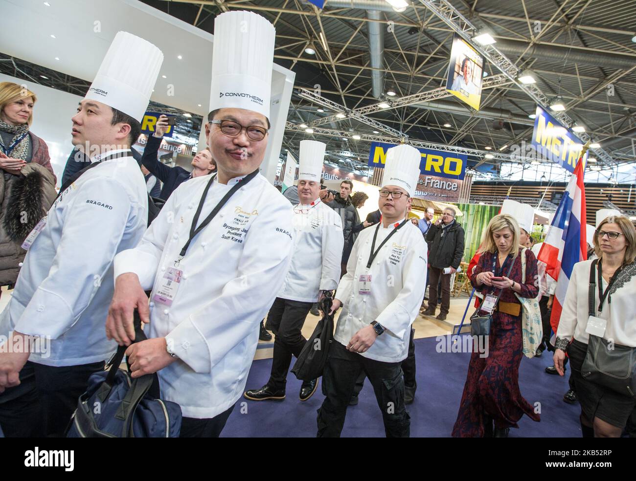 El equipo de Corea del Sur y el equipo de China llegan al mercado de