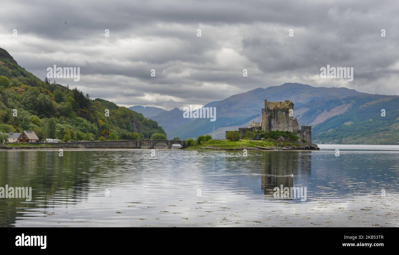 Eilean Donan Castillo e isla en Loch Long desde el puente Loch Long Foto de stock
