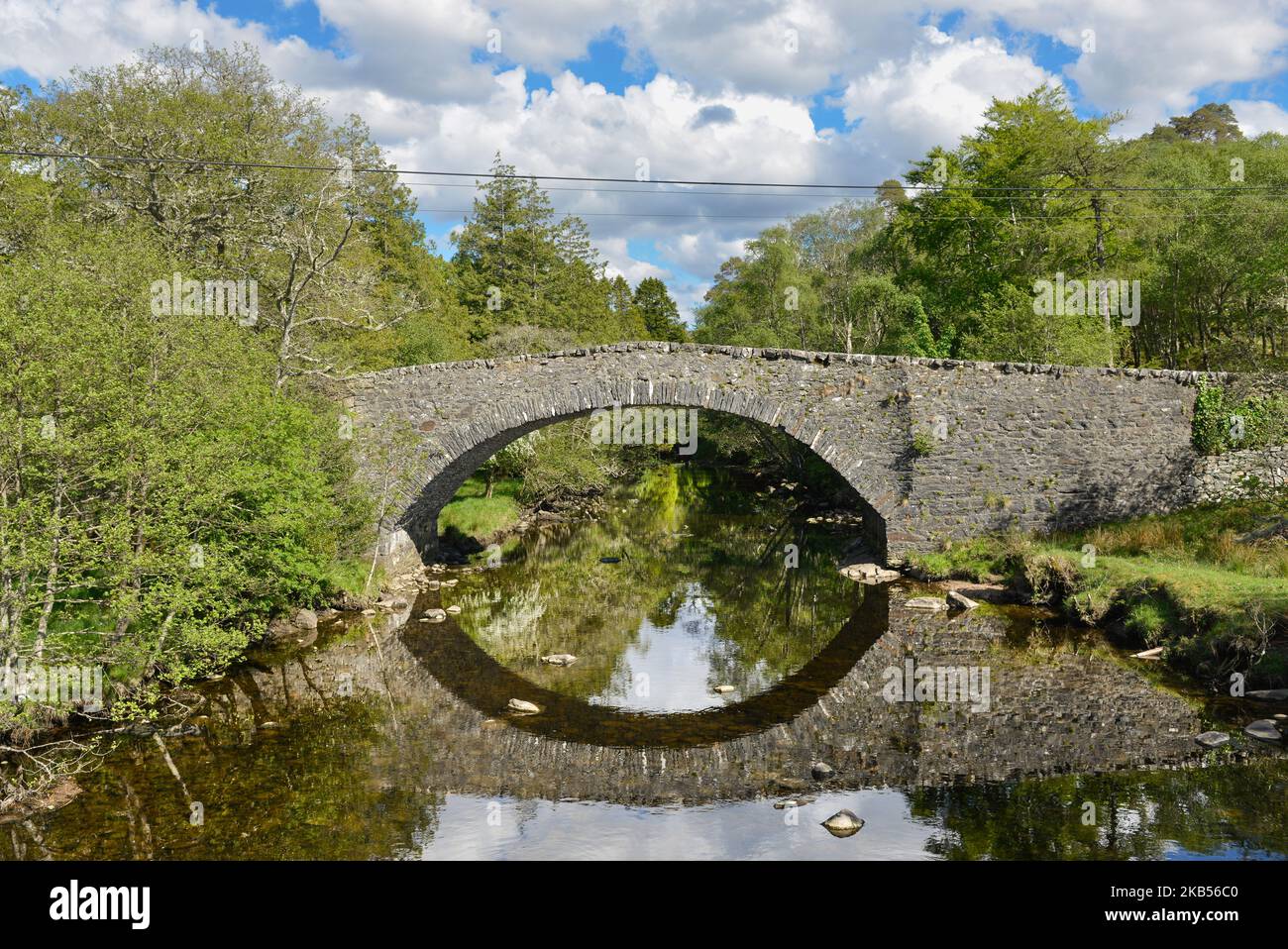 Scotland Argyll, Kinlochmoidart , River Moidart y el viejo puente cerca de los Siete Hombres de Moidart Oak Trrees en la A861 Foto de stock