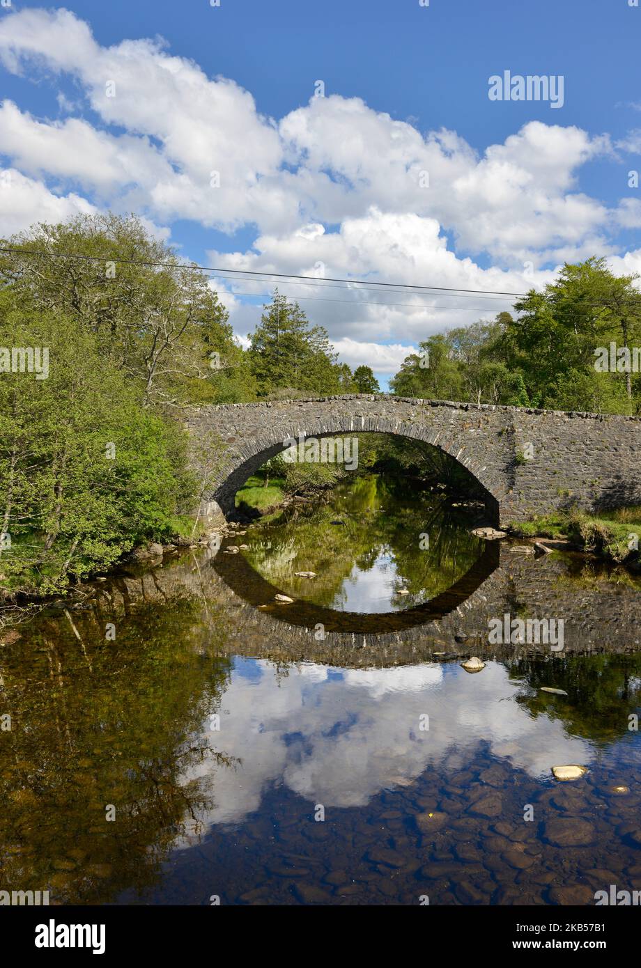Scotland Argyll, Kinlochmoidart , River Moidart y el viejo puente cerca de los Siete Hombres de Moidart Oak Trrees en la A861 Foto de stock