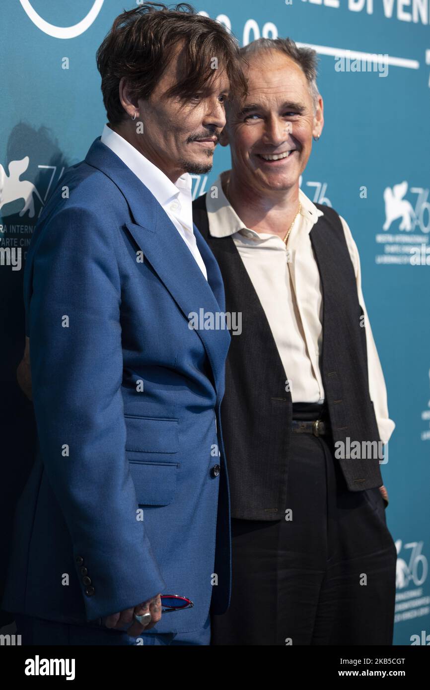 El actor ESTADOUNIDENSE Johnny Depp (L) y Mark Rylance asiste a la fotollamada 'Esperando a los bárbaros' durante el Festival de Cine de Venecia 76th el 06 de septiembre de 2019 en Venecia, Italia. (Foto de Filippo Ciappi/NurPhoto) Foto de stock