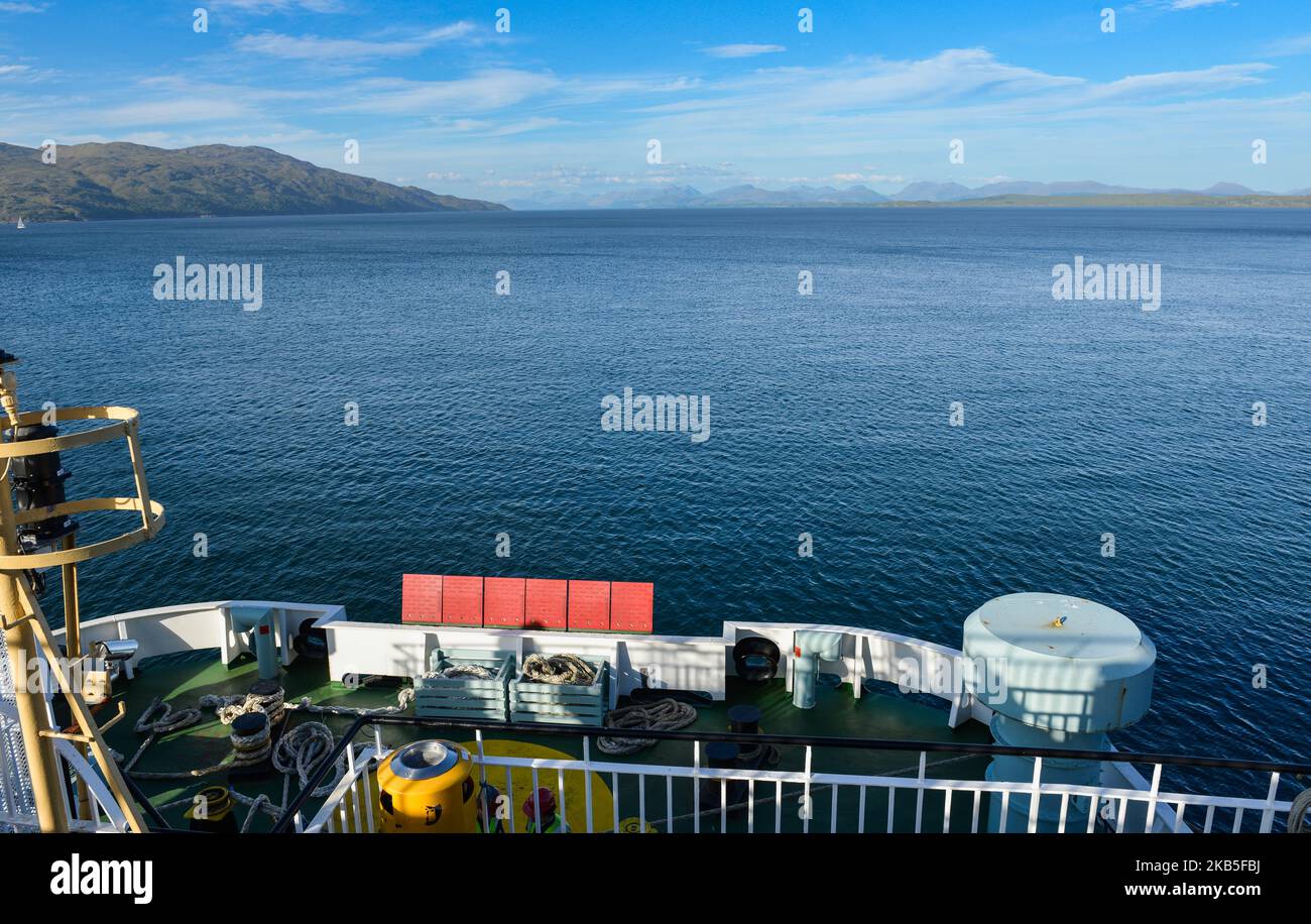 Vistas de verano por la mañana desde el ferry de MacBrayne desde Oban a Mull Foto de stock