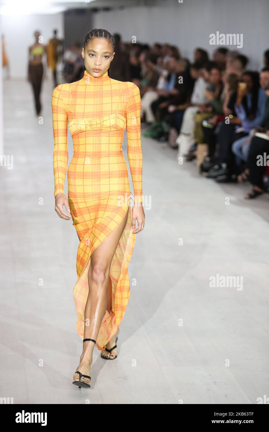 Un modelo camina la pista de aterrizaje durante Supriya Lele Primavera / Verano  2020 colección durante la moda de Londres débil en el espacio de muestra  del British Fashion Council en Londres,