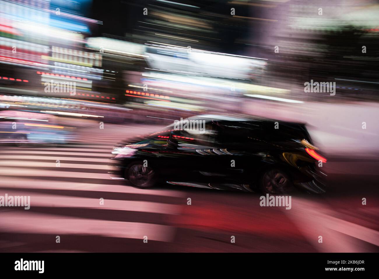 Tokio es el hogar del cruce Shibuya, que es el paso peatonal más concurrido del mundo. En Shibuya Crossing, aproximadamente 2.500 peatones cruzan a la vez, viniendo de todas las direcciones a la vez. Se ve a la gente caminando a lo largo del cruce de Shibuya. Vida diaria en Tokio, Japón el 22 de septiembre de 2019 (Foto de Hristo Rusev/NurPhoto) Foto de stock