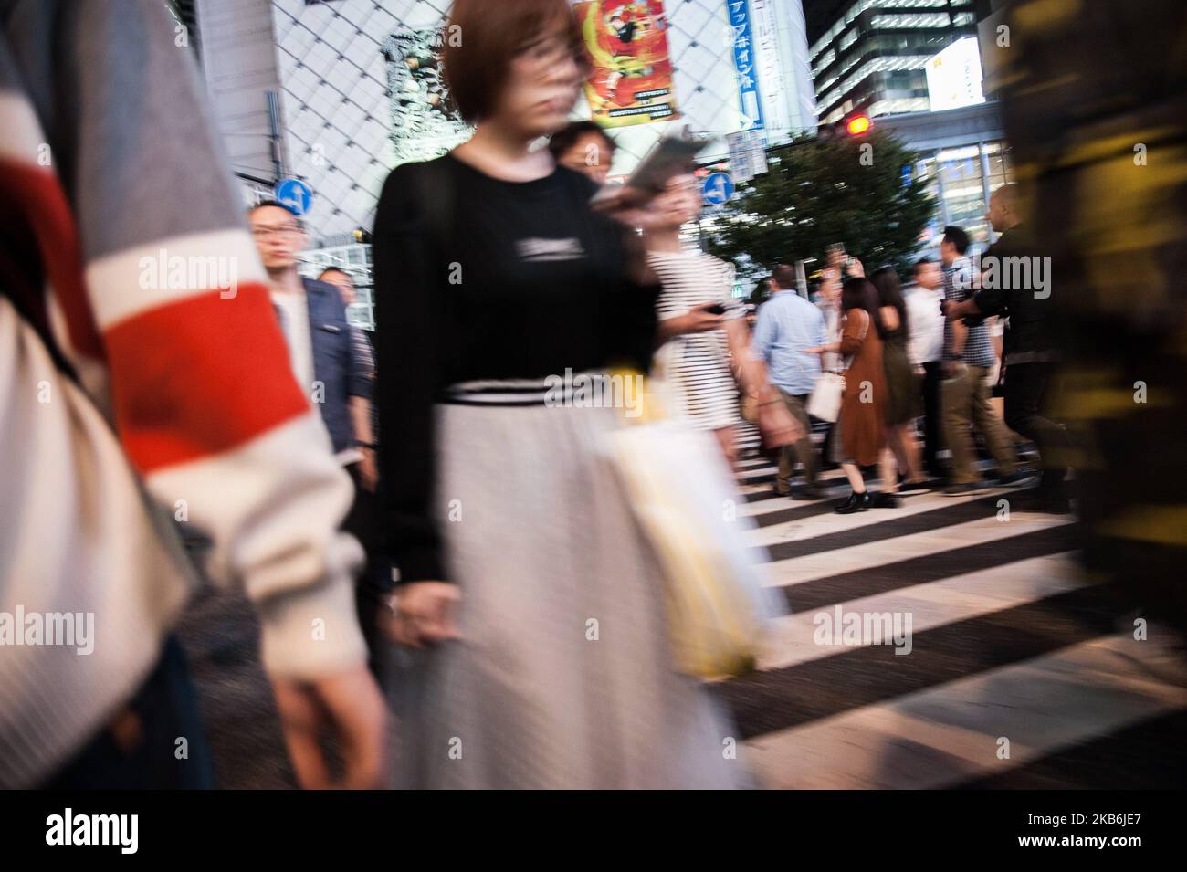 Tokio es el hogar del cruce Shibuya, que es el paso peatonal más concurrido del mundo. En Shibuya Crossing, aproximadamente 2.500 peatones cruzan a la vez, viniendo de todas las direcciones a la vez. Se ve a la gente caminando a lo largo del cruce de Shibuya. Vida diaria en Tokio, Japón el 22 de septiembre de 2019 (Foto de Hristo Rusev/NurPhoto) Foto de stock