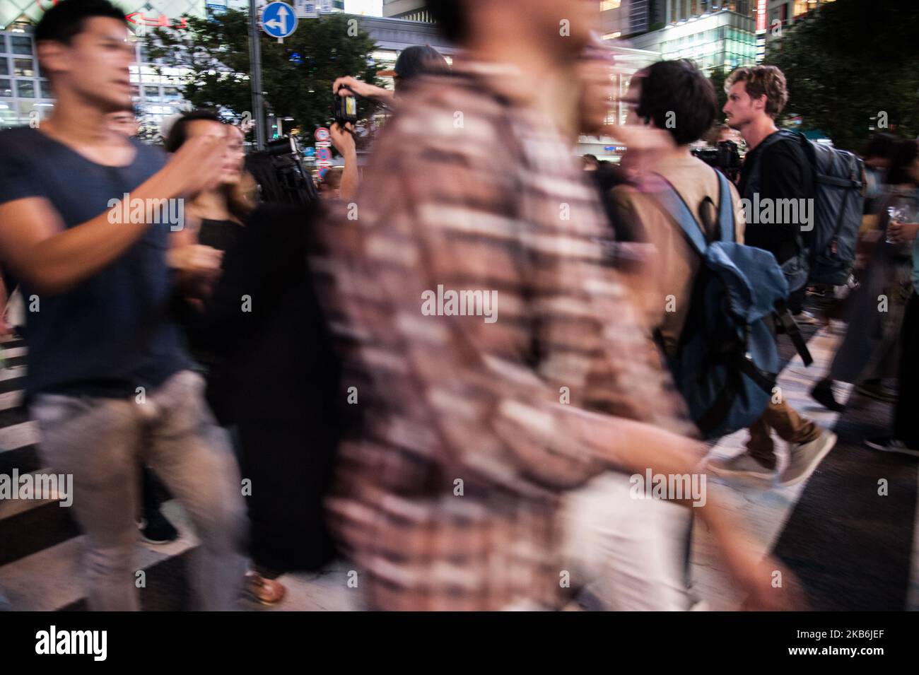 Tokio es el hogar del cruce Shibuya, que es el paso peatonal más concurrido del mundo. En Shibuya Crossing, aproximadamente 2.500 peatones cruzan a la vez, viniendo de todas las direcciones a la vez. Se ve a la gente caminando a lo largo del cruce de Shibuya. Vida diaria en Tokio, Japón el 22 de septiembre de 2019 (Foto de Hristo Rusev/NurPhoto) Foto de stock