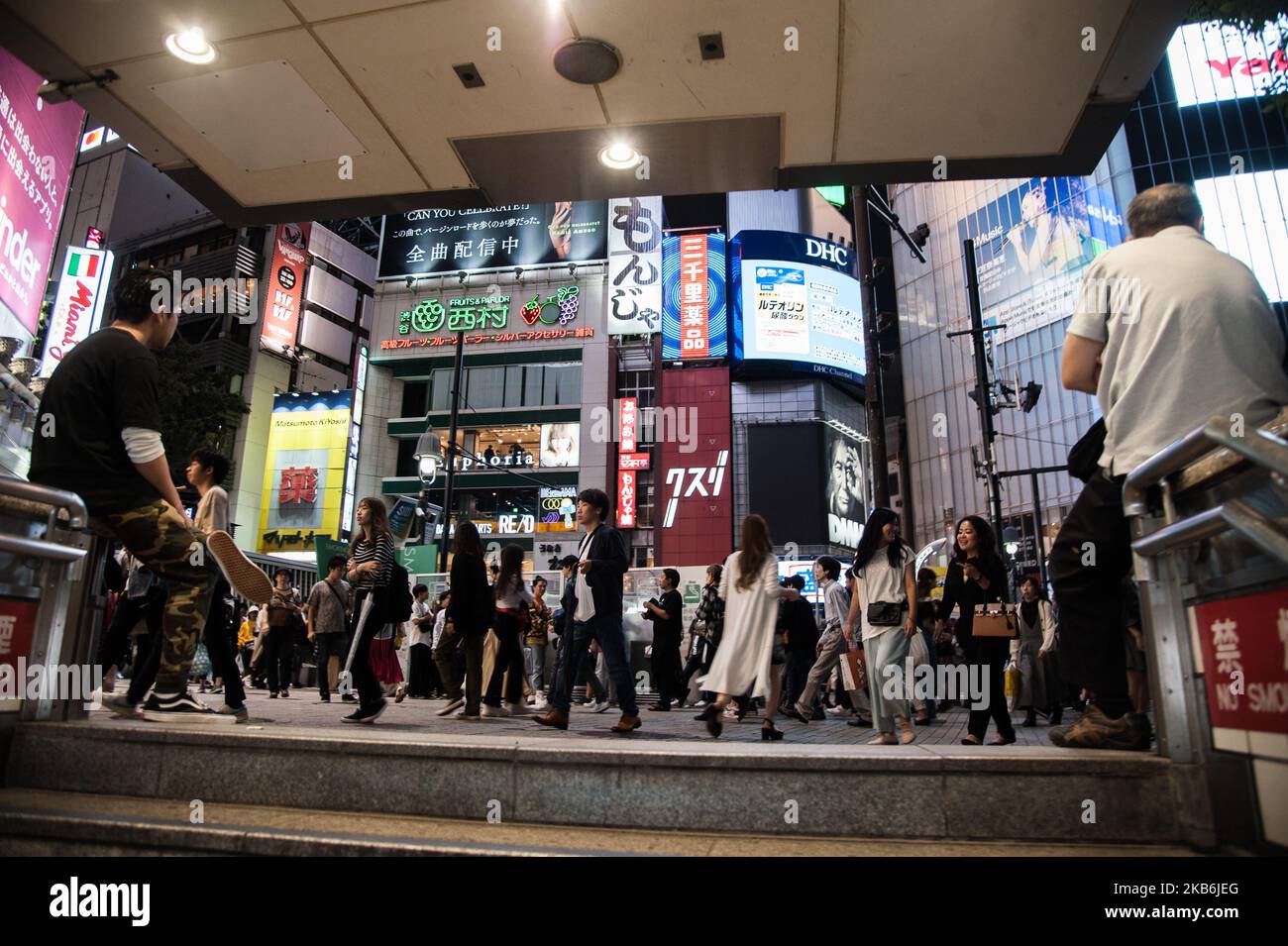 Tokio es el hogar del cruce Shibuya, que es el paso peatonal más concurrido del mundo. En Shibuya Crossing, aproximadamente 2.500 peatones cruzan a la vez, viniendo de todas las direcciones a la vez. Se ve a la gente caminando a lo largo del cruce de Shibuya. Vida diaria en Tokio, Japón el 22 de septiembre de 2019 (Foto de Hristo Rusev/NurPhoto) Foto de stock