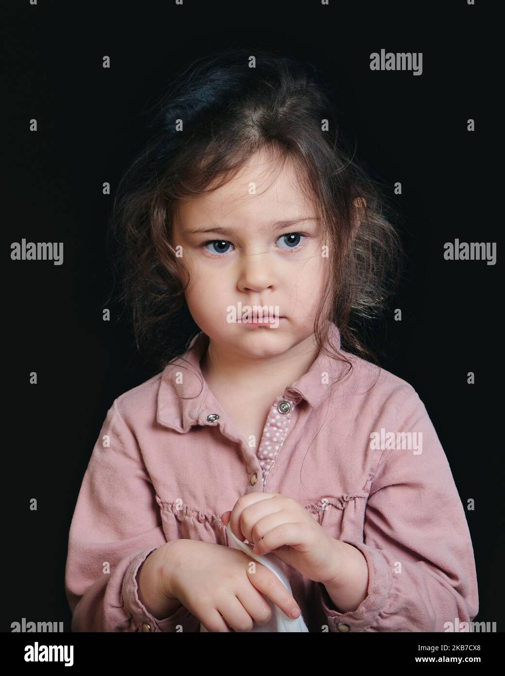 Una niña rubia en una camiseta amarilla hace gestos, aislada en un retrato  de estudio de niños de fondo blanco. Concepto de estilo de vida infantil  Fotografía de stock - Alamy
