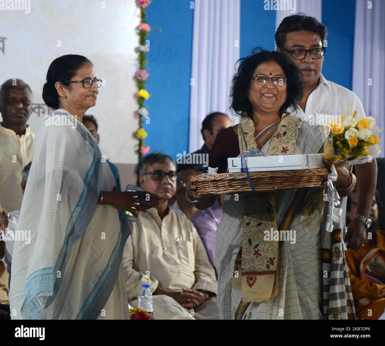 La Ministra Principal de Bengala Occidental, Mamata Banerjee, felicita al activista social de Gandhi Aashram con ocasión del 150th aniversario del nacimiento de Mahatma Gandhi en Kolkata, India, el miércoles 2nd de octubre de 2019. (Foto de Sonali Pal Chaudhury/NurPhoto) Foto de stock