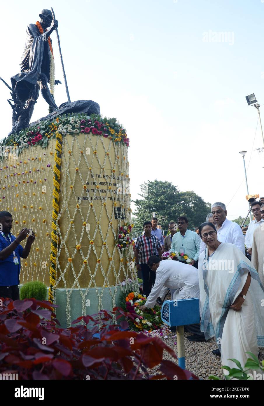 El Ministro Principal de Bengala Occidental, Mamata Banerjee, rinde homenaje a Mahatma Gandhi en ocasión de su 150th aniversario de nacimiento en Kolkata, India, el miércoles 2nd de octubre de 2019 . (Foto de Sonali Pal Chaudhury/NurPhoto) Foto de stock