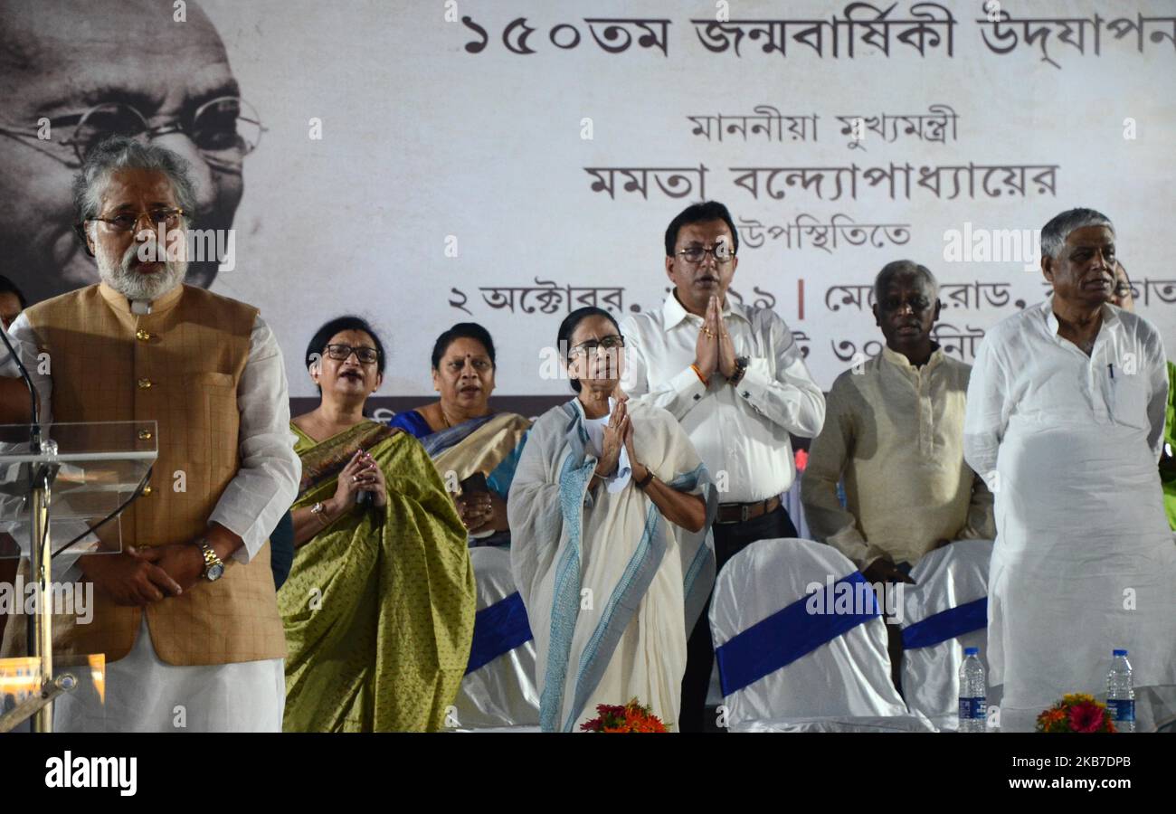 El Ministro Principal de Bengala Occidental, Mamata Banerjee, rinde homenaje a Mahatma Gandhi en ocasión de su 150th aniversario de nacimiento en Kolkata, India, el miércoles 2nd de octubre de 2019 . (Foto de Sonali Pal Chaudhury/NurPhoto) Foto de stock