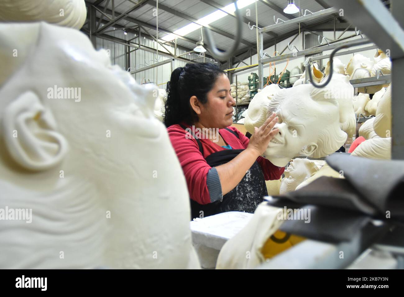 Un trabajador de REV Factory es visto durante un proceso de fabricación
