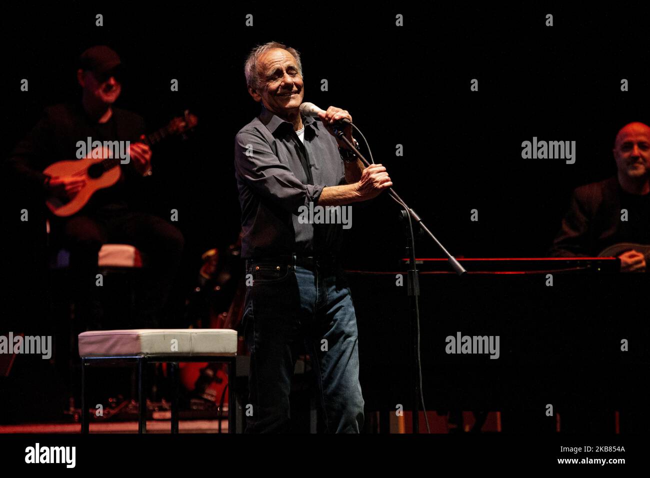 El cantor y compositor italiano Roberto Vecchioni actúa en el Teatro degli Arcimboldi el 10 de octubre de 2019 en Milán, Italia. (Foto de Roberto Finizio/NurPhoto) Foto de stock
