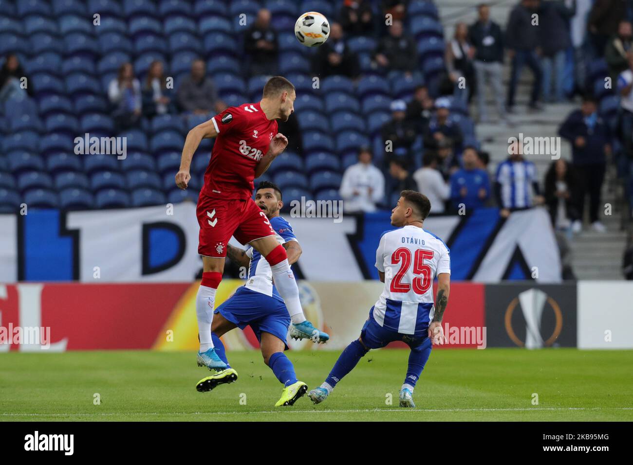 Borna Barisic defensor del Rangers FC (L) en acción con el