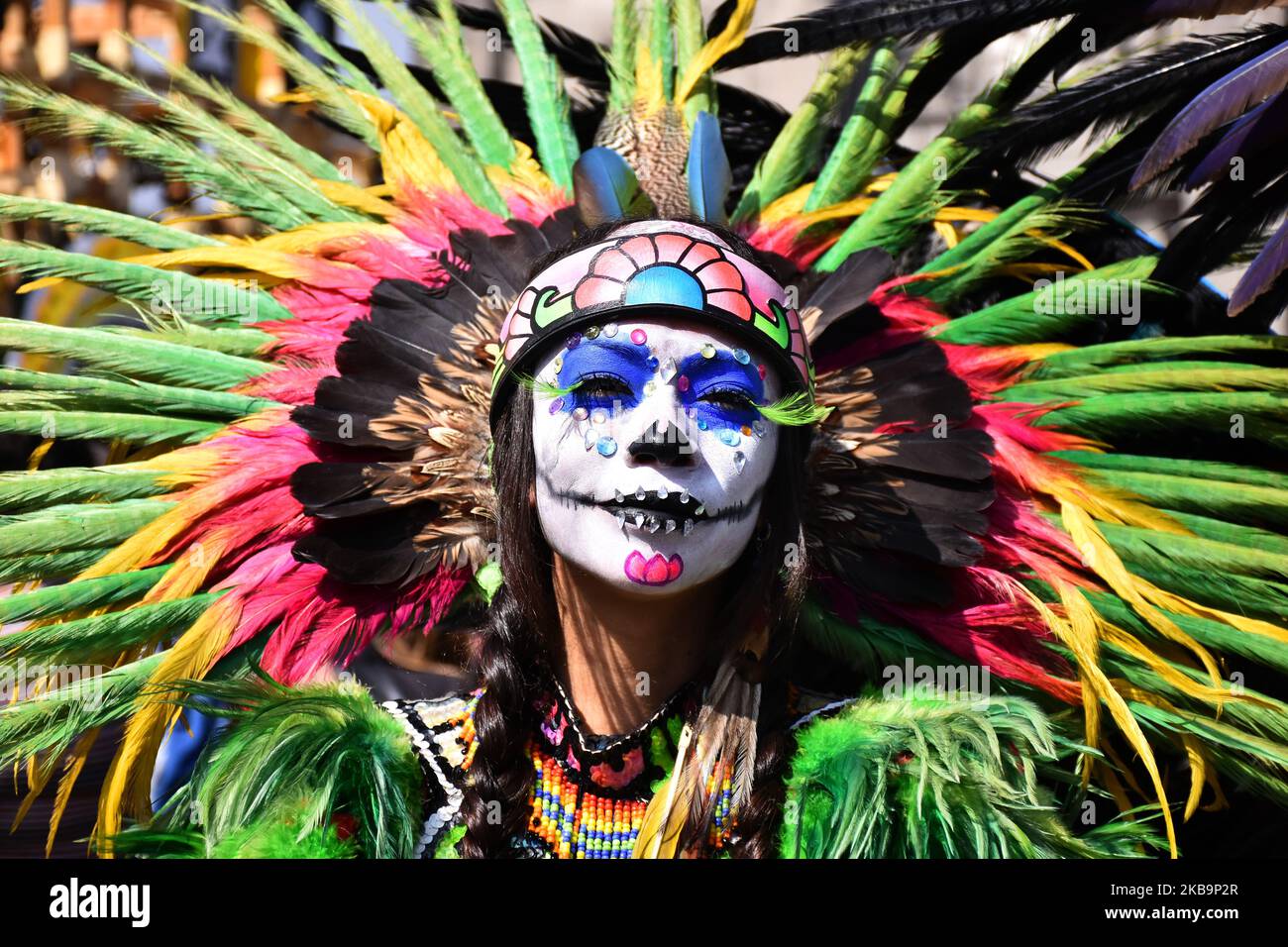 Una niña con el vestido prehispánico posa para las fotos durante la