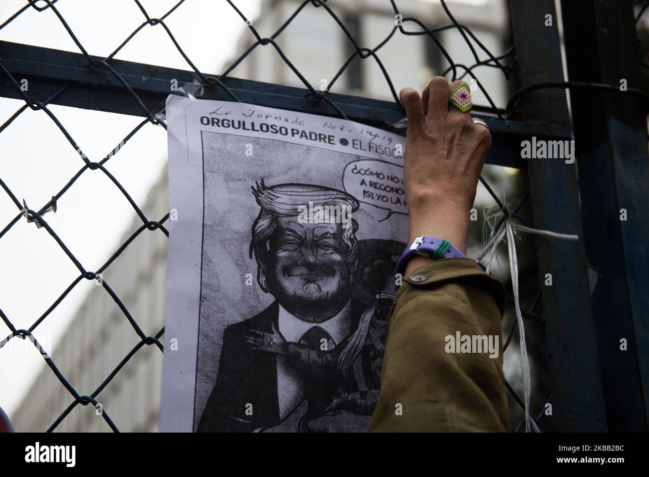 Protesta en la embajada estadounidense en la Ciudad de México el 15 de noviembre de 2019, contra el golpe de Estado en Bolivia, denunciando la interferencia del gobierno estadounidense en los países de América Latina y apoyando al ex presidente Evo Morales. (Foto de Cristian Leyva/NurPhoto) Foto de stock