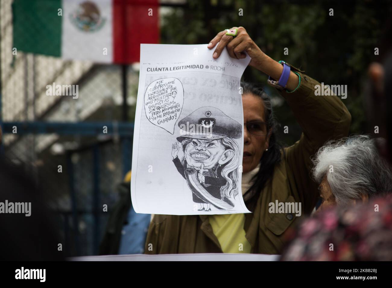 Protesta en la embajada estadounidense en la Ciudad de México el 15 de noviembre de 2019, contra el golpe de Estado en Bolivia, denunciando la interferencia del gobierno estadounidense en los países de América Latina y apoyando al ex presidente Evo Morales. (Foto de Cristian Leyva/NurPhoto) Foto de stock