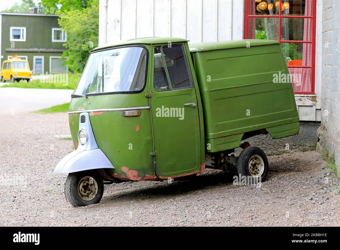 Verde Piaggio Ape vehículo comercial ligero de tres ruedas, comercializado como una adaptación de Vespa scooter por Piaggio. Riihikoski, Finlandia. 11 de junio de 2022. Foto de stock