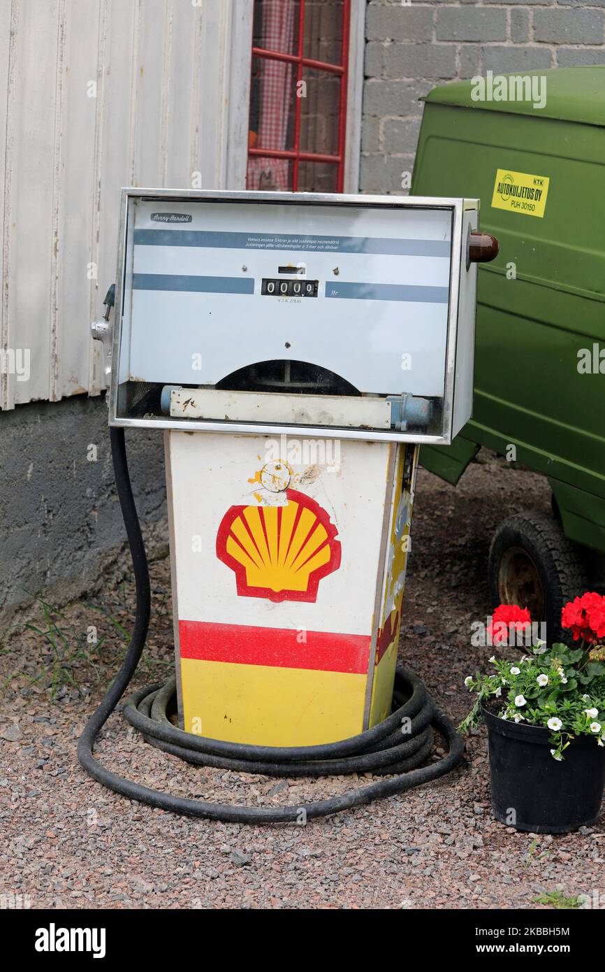 Antigua bomba manual para bombear combustible como diesel, en los Países  Bajos Fotografía de stock - Alamy