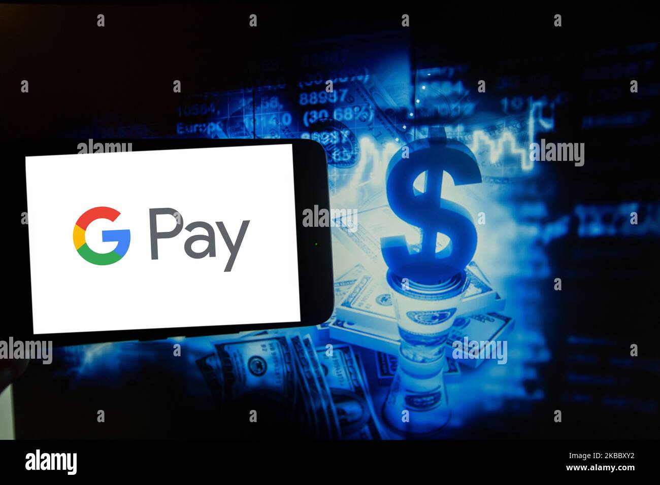 El logotipo de Google Pay se ve en una pantalla al lado de una