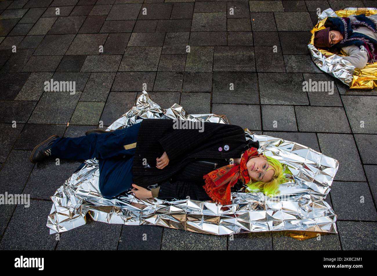 Un activista de XR está tumbado en el suelo, durante una acción de XR que se realizó durante la alarma de advertencia, en Rotterdam el 2nd de diciembre de 2019. (Foto de Romy Arroyo Fernandez/NurPhoto) Foto de stock