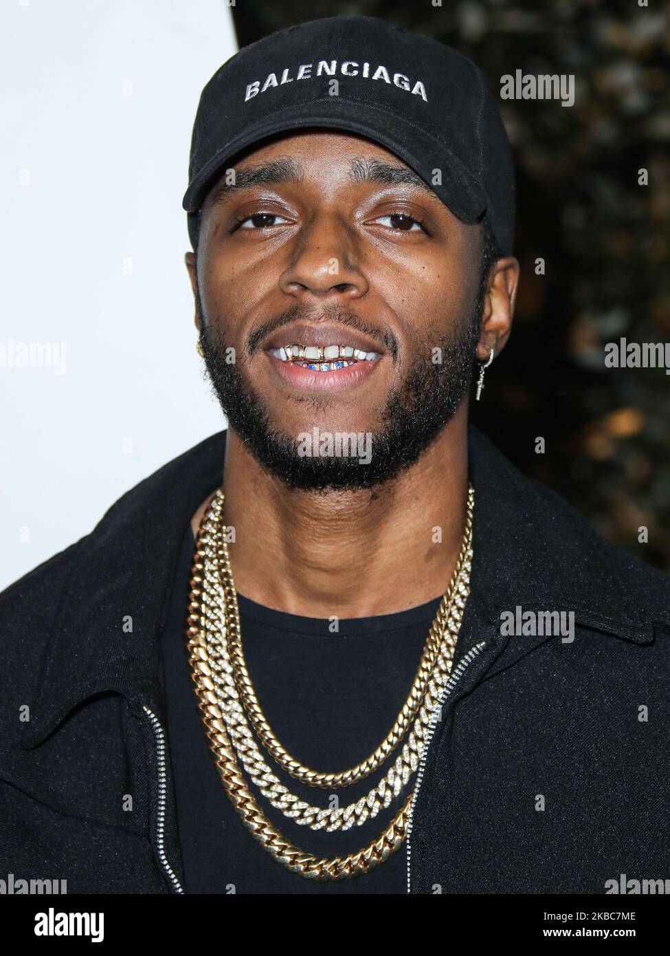 WEST HOLLYWOOD, LOS ANGELES, CALIFORNIA, USA - DICIEMBRE 05: Singer 6Lack  llega a la 2019 GQ Men of the Year Party celebrada en el West Hollywood  EDITION Hotel el 5 de diciembre