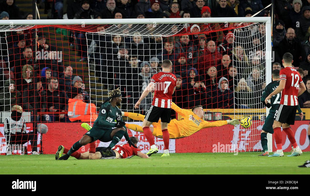 Allan Saint-Maximin de Newcastle United lidera su gol número 1st durante el partido de la Premier League entre Sheffield United y Newcastle United en Bramall Lane, Sheffield el jueves 5th de diciembre de 2019. (Foto de Mark Fletcher/MI News/NurPhoto) Foto de stock