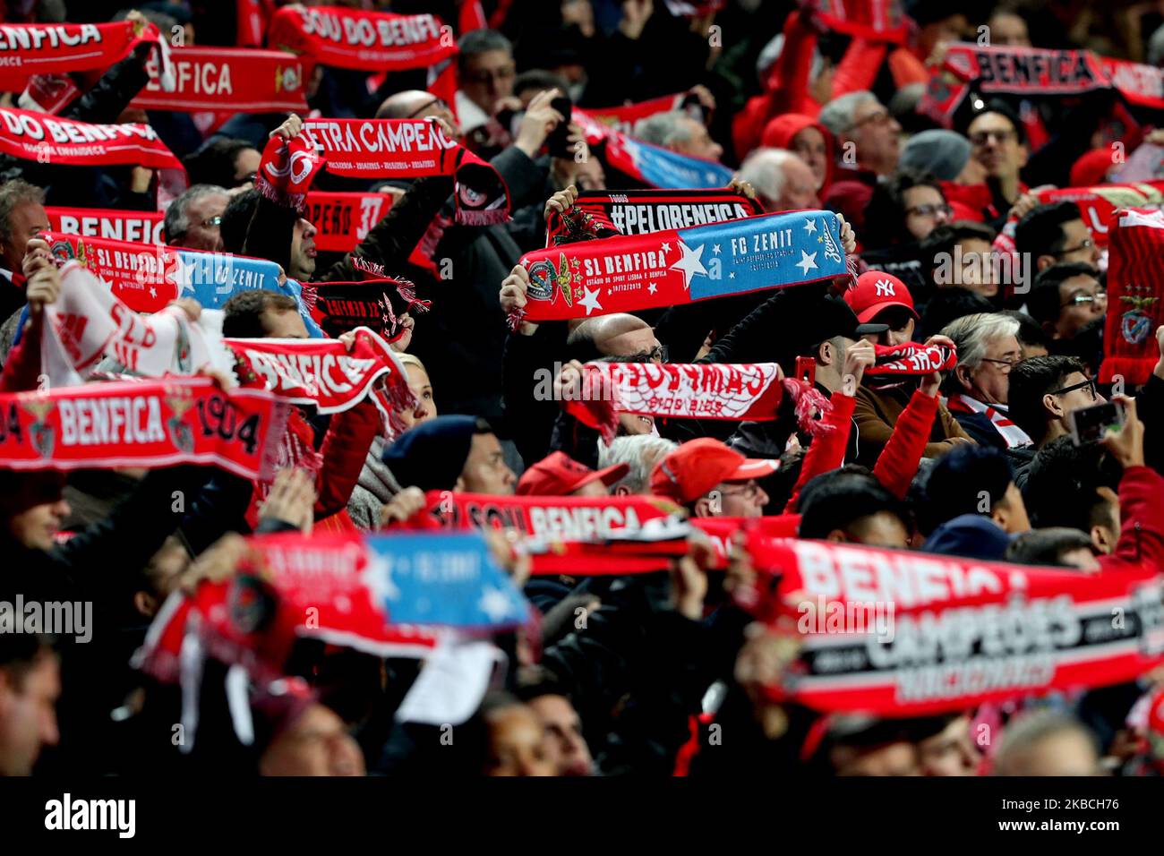Los seguidores de Benfica muestran sus bufandas durante el partido de  fútbol del Grupo G de la UEFA Champions League entre SL Benfica y FC Zenit  en el estadio Luz de Lisboa,