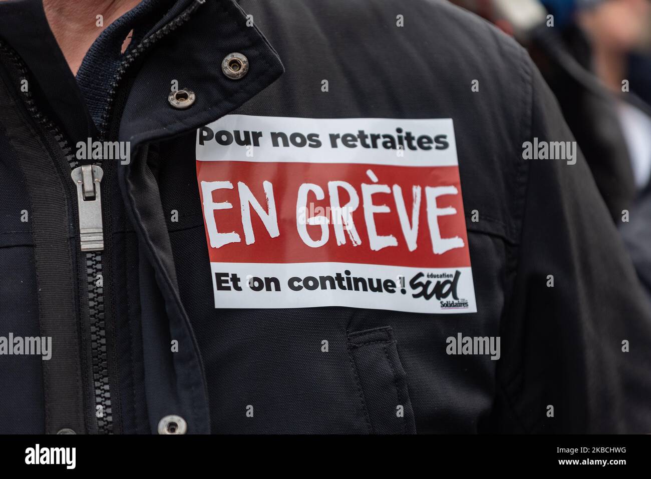 Un manifestante pegó una pegatina de unión de SUD en su chaqueta con las  palabras 'Pour nos retraites en Grève et on Continue' el martes 10 de  diciembre de 2019, mientras varios