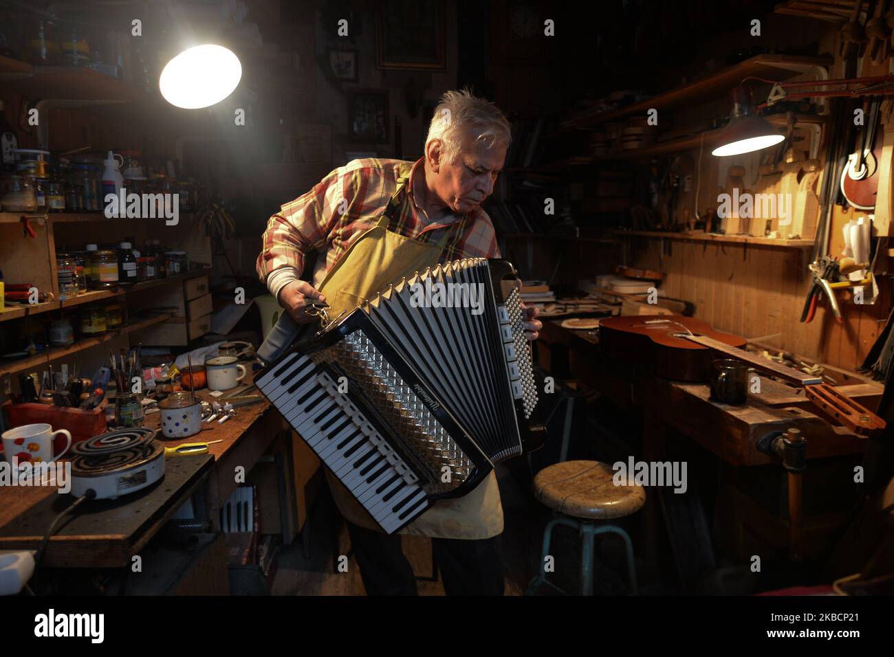 Jozef Gmyrek (de 71 años), ex actor teatral y luthier de mucho tiempo,  sintoniza un acordeón en su taller. Su trabajo no es un trabajo sino una  pasión que lo ha mantenido