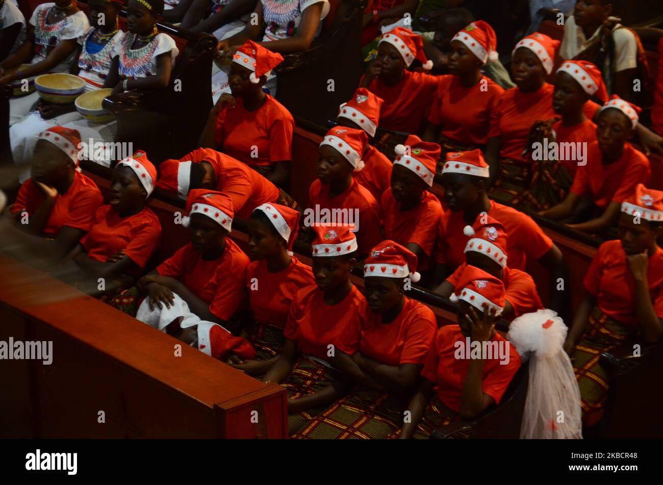 Sección transversal de escolares vestidos con sus trajes navideños para  celebrar el festival de villancicos del gobierno del estado de Lagos y  nueve lecciones el 12 de diciembre de 2019 en Lagos,
