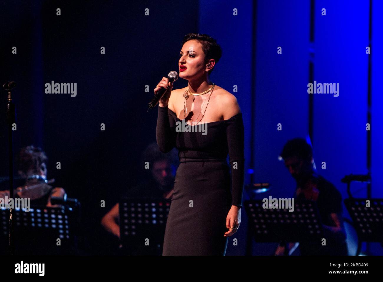 Arisa, de nombre real Rosalba Pippa, actúa en vivo en el Teatro degli Ardimboldi en Milán, Italia, el 16 2014 de abril. Arisa llegó a la fama tras su participación en el Festival de Música de San Remo 2009. Se colocó primero en la sección de recién llegados y ganó el Premio de Críticos Mia Martini con su entrada, 'Sincerità'. A principios de 2009, lanzó su primer álbum, también titulado Sincerità. En enero de 2010 lanzó su segundo álbum, Malamorenò. A finales de 2011 protagonizó como jueza en la quinta temporada de la versión italiana de The X Factor, transmitida por Sky Uno (Foto de Mairo Cinquetti/NurPhoto) Foto de stock